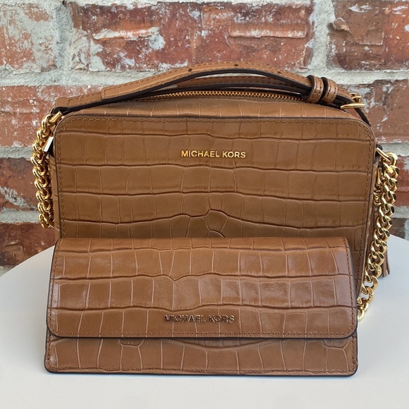 Michael Kors Handbags - 💥💥FLASH•SALE💥💥Michael Kors Camera Crossbody Handbag and wallet.